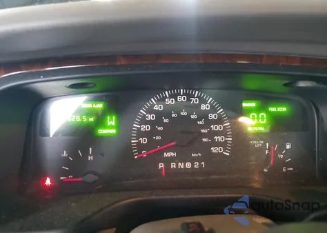 2001 Lincoln Town Car Signature из США, поврежденный, VIN 1LNHM82W41Y739121